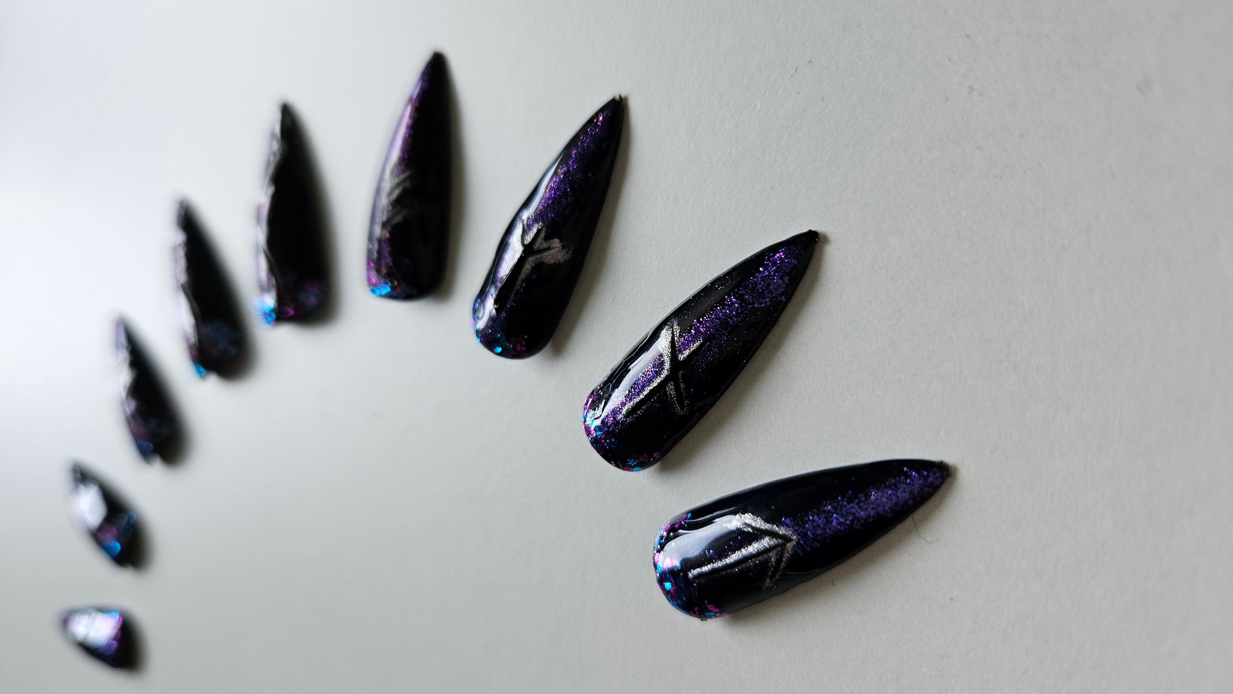 Vking Negler med Runesymboler